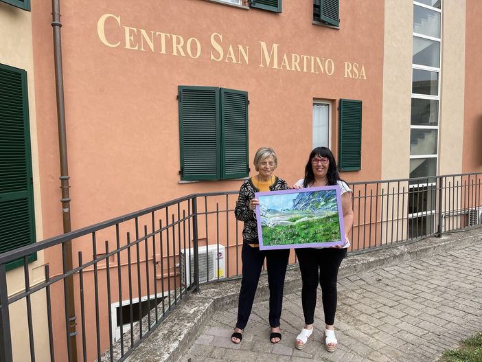 L'artista annonese Daniela Bussolino dona i suoi quadri alla Rsa di Montemagno