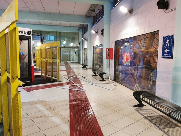 Un immagine dei danneggiamenti al Movicentro cui fanno riferimento i consiglieri nella loro nota stampa