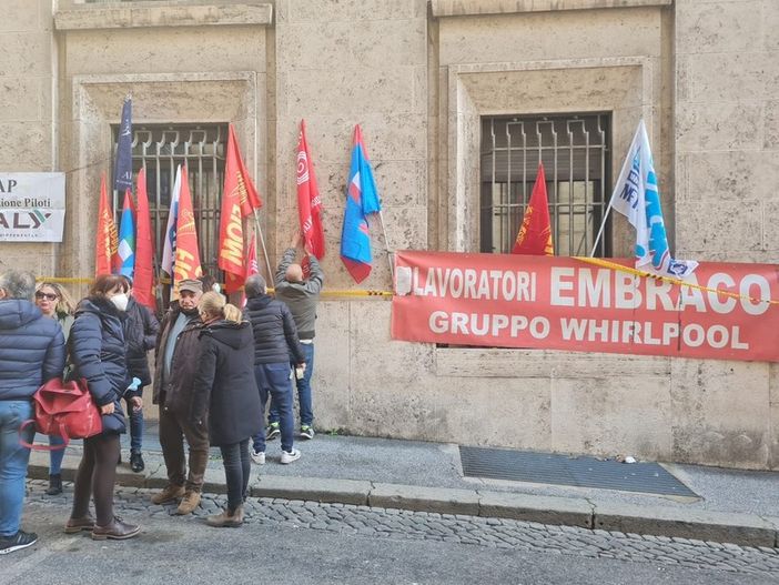 Dipendenti ex Embraco di fronte al Mise Dipendenti ex Embraco di fronte al Mise