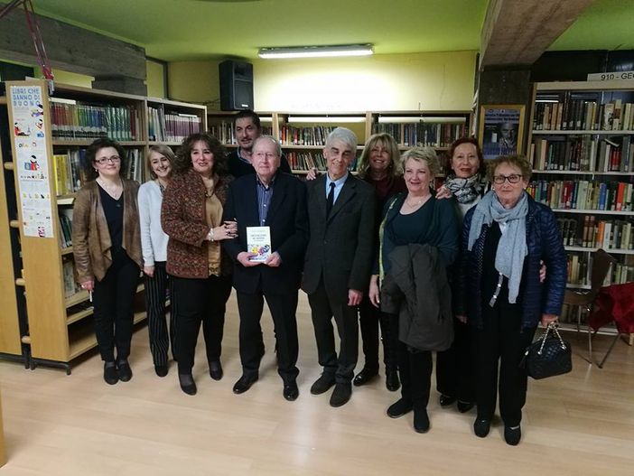 Enzo Aliberti con gli amici della Biblioteca Monticone