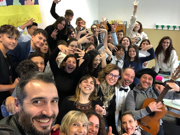 Il tenore astigiano Enrico Iviglia ha incontrato gli studenti della scuola media di San Damiano Il tenore astigiano Enrico Iviglia ha incontrato gli studenti della scuola media di San Damiano