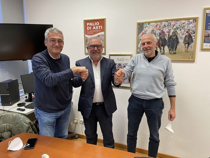 Monsieur Campaorè, insieme a Celeste Malerba – comune di Bistagno – e Alessandra Alfrani – CrescereInsieme, nel 2018 per la firma congiunta dei progetti di sviluppo