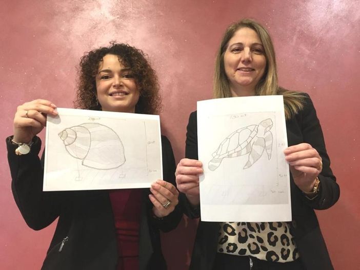 Anna Macchia e Giorgia Sanlorenzo con due bozzetti Anna Macchia e Giorgia Sanlorenzo con due bozzetti