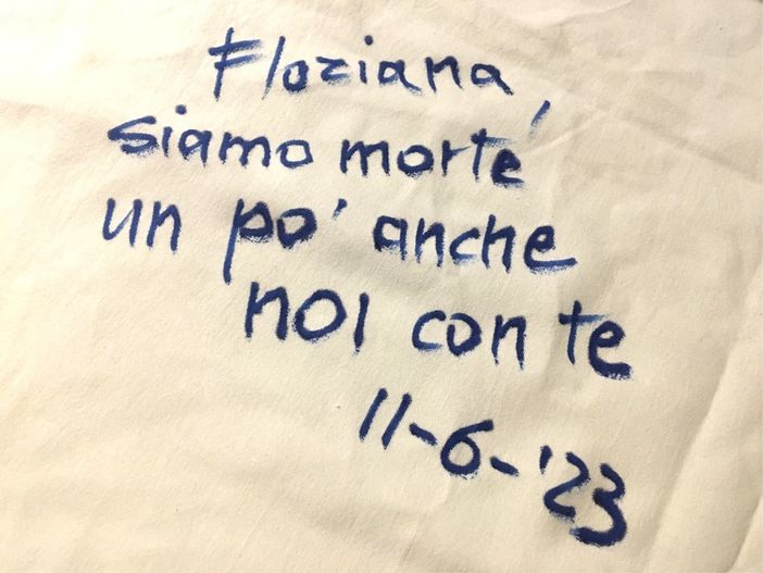frasi sulle lenzuola lasciate dai visitatori e dai carabinieri di Mombaruzzo