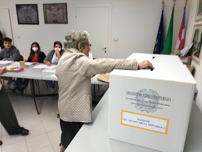 Alcune immagini (le successive a fine articolo) della presenza al seggio di 'nonna Germana' Alcune immagini (le successive a fine articolo) della presenza al seggio di 'nonna Germana'