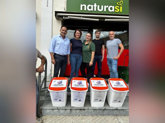 L'assessore Giacomini e la consigliera comunale Debora Biglia con alcuni volontari