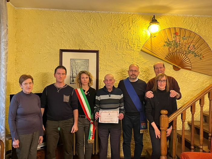 Giovanni Furia con i familiari, il presidente Rasero e la vicesindaco Stefania Morra