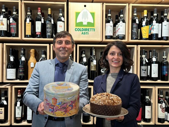 Diego Furia e Monica Monticone con il panettore "firmato" dall'artista astigiano