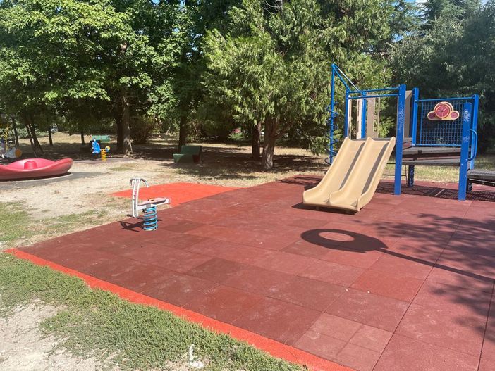 Il parco Bramante ha le sue nuove giostrine. Terminati i lavori di manutenzione Il parco Bramante ha le sue nuove giostrine. Terminati i lavori di manutenzione