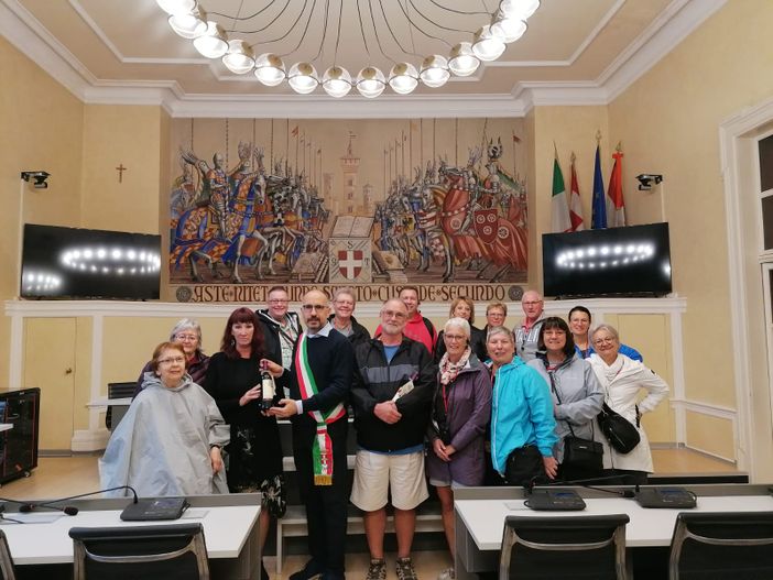 Il sindaco Rasero con il gruppo di turisti canadesi Il sindaco Rasero con il gruppo di turisti canadesi