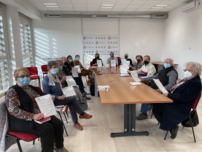 L'assessore Cotto e il dirigente Giolito con i rappresentanti dei Centri anziani del Comune di Asti L'assessore Cotto e il dirigente Giolito con i rappresentanti dei Centri anziani del Comune di Asti