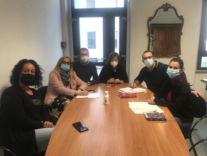 Un momento del tavolo di confronto Un momento del tavolo di confronto