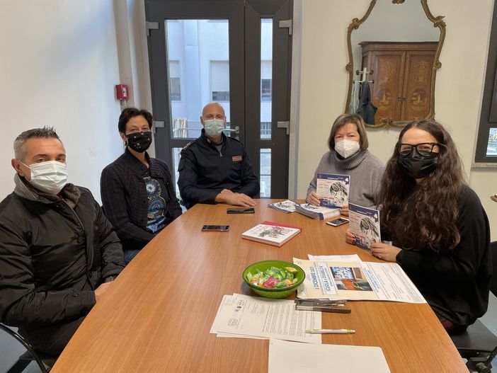 La questura consegna la brochure "Questo non è amore" all'Assessorato alle Politiche Sociali La questura consegna la brochure "Questo non è amore" all'Assessorato alle Politiche Sociali