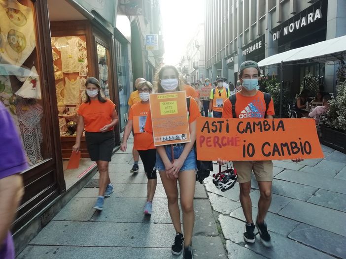 Molti concittadini sono scesi in strada al grido di “ASTI CAMBIA!” Molti concittadini sono scesi in strada al grido di “ASTI CAMBIA!”