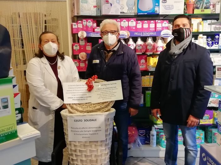Nella foto, da sinistra: la presidente della SOA Francesca Dalcielo, il responsabile della sezione di Portacomaro Stazione del Banco di Solidarietà e il vicepresidente SOA e promotore dell'iniziativa Paolo Bassi
