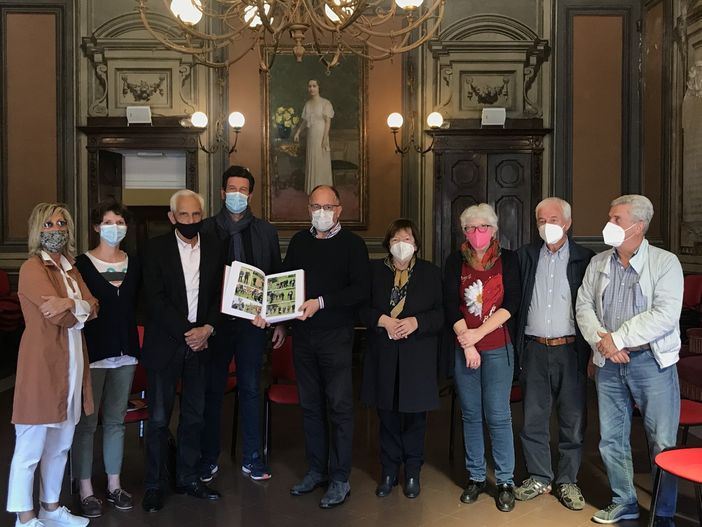 Nella foto, da sinistra: Sylvia Menozzi, Ilaria Fiore, Renato Damosso, Giuseppe Cordaro, Maurizio Rasero, Mariangela Cotto, Mariangela e Maurizio Rinaldi, Franco Rapetti
