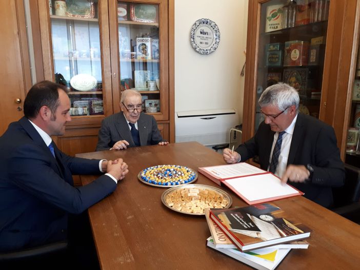 Il presidente di Coldiretti Asti, Marco Reggio, sigla l'accordo con il Cavalier Flavio Repetto