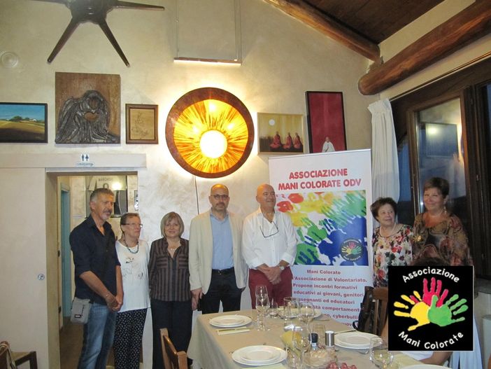 Cena ‘di compleanno’ per l’associazione di volontariato “Mani colorate” Cena ‘di compleanno’ per l’associazione di volontariato “Mani colorate”