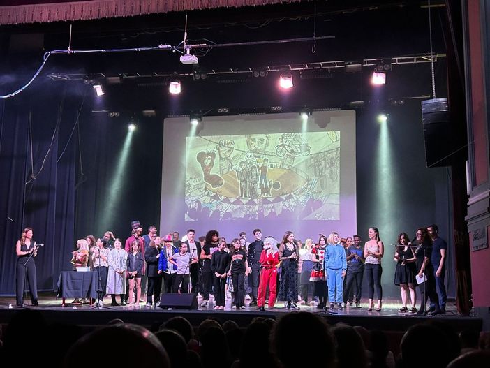 La "mostruosa umanità" poetica di "Burton nel paese dei freaks", spettacolo di fine anno della scuola Jona La "mostruosa umanità" poetica di "Burton nel paese dei freaks", spettacolo di fine anno della scuola Jona