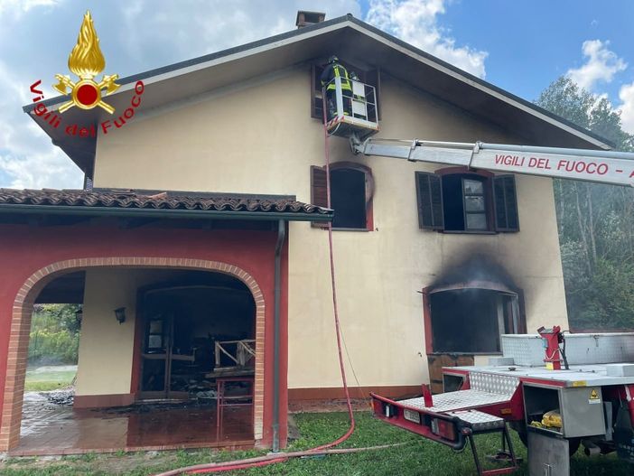Incendio in una villetta indipendente a Montafia: intervento dei vigili del fuoco [FOTO]