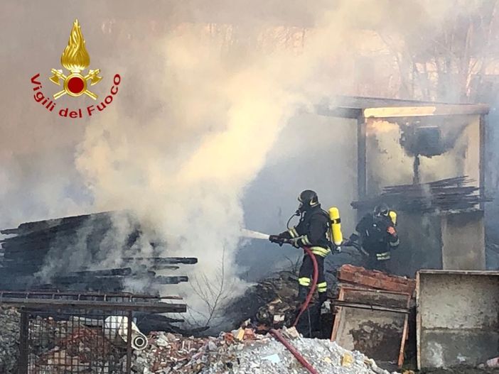 Vigili del fuoco impegnati nello spegnimento del capanno