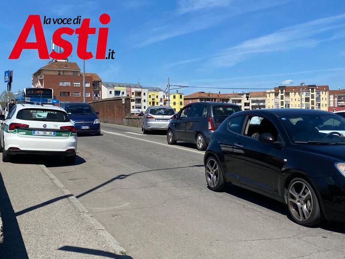 Nell'immagine si distingue l'auto grigia finita contro il muretto