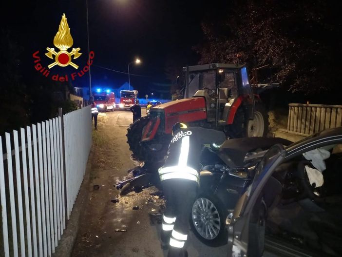 I soccorsi dei vigili del fuoco dopo l'incidente a Cantarana