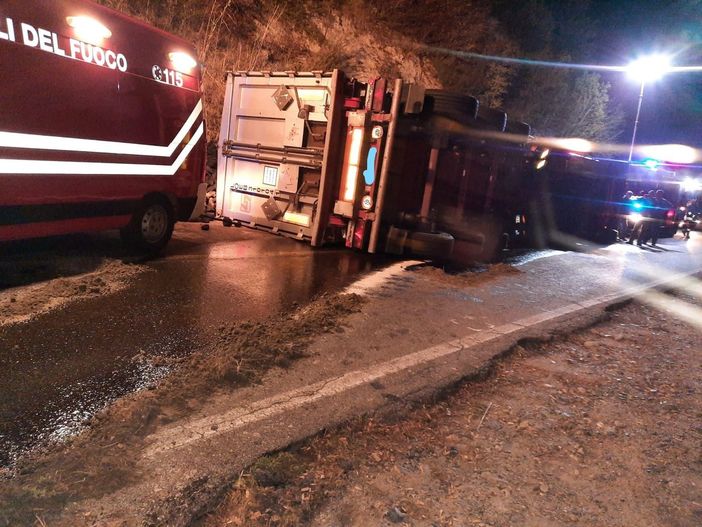 Autoarticolato si ribalta tra Cassinasco e Bubbio. Intervenuti i Vigili del Fuoco