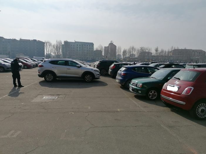 Gli stalli bianchi non visibili in piazza del Palio ad Asti