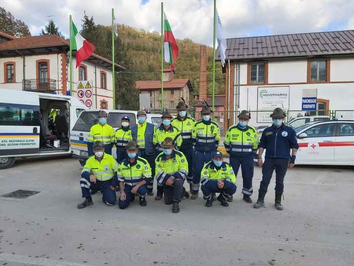 Una delle squadre degli Alpini astigiani della P.C. che hanno operato nelle zone dell’alluvione nel Cuneese Una delle squadre degli Alpini astigiani della P.C. che hanno operato nelle zone dell’alluvione nel Cuneese