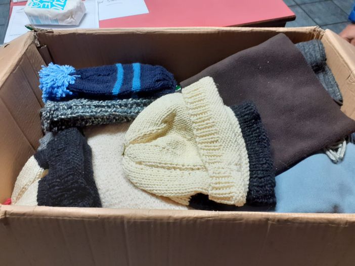 La solidarietà non aspetta Natale. Consegnati al centro di accoglienza maschile e alla Casa delle donne, sciarpe e berretti di lana La solidarietà non aspetta Natale. Consegnati al centro di accoglienza maschile e alla Casa delle donne, sciarpe e berretti di lana