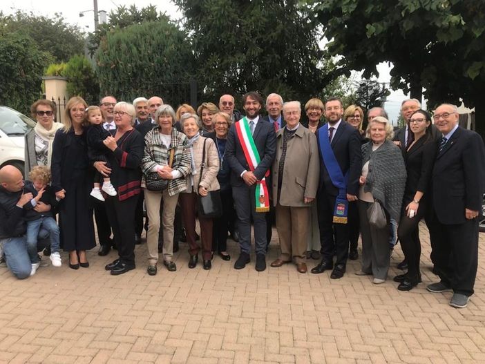 Il centenario Luigi Frola al centro delle autorità e i parenti Il centenario Luigi Frola al centro delle autorità e i parenti