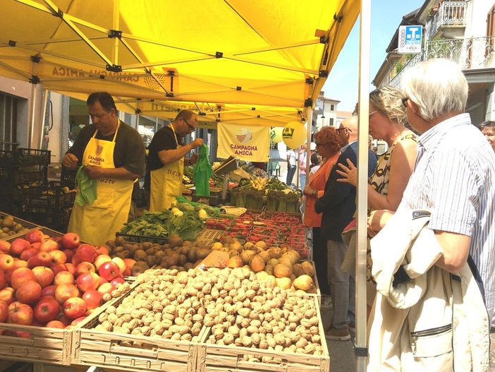 Acquisti alla bancarella di un produttore locale di Campagna Amica