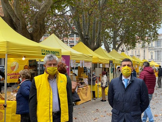 Reggio e Furia ritratti all'Agrimercato Campagna Amica di corso Alessandria, ad Asti