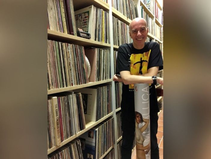 Massimo Cotto ritratto (da Paola Malfatto) con una parte della sua immensa collezione musicale Massimo Cotto ritratto (da Paola Malfatto) con una parte della sua immensa collezione musicale