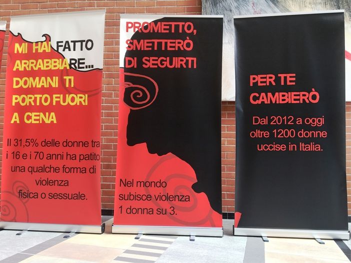 Tre pannelli di "Non crederci!" in esposizione nella mostra Tre pannelli di "Non crederci!" in esposizione nella mostra