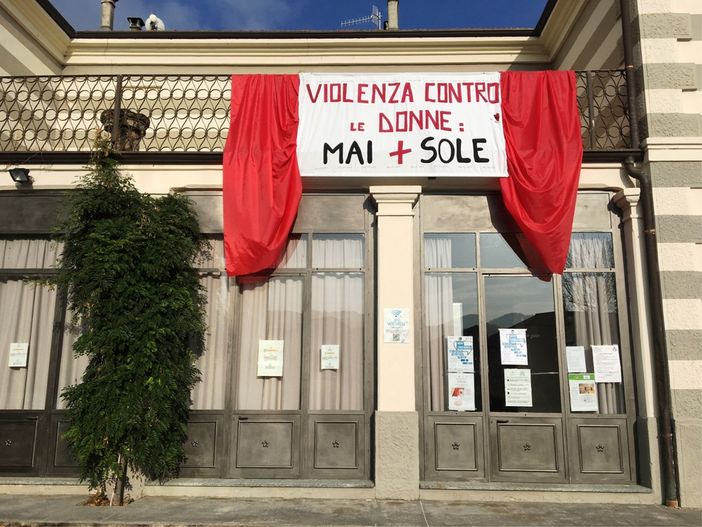 Il lenzuolo appeso al balcone della Biblioteca di Calamandrana durante l'esposizione di "Non crederci!" Il lenzuolo appeso al balcone della Biblioteca di Calamandrana durante l'esposizione di "Non crederci!"