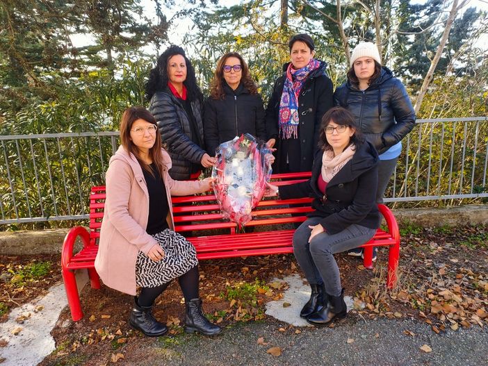 25 novembre: fiori questa mattina nel ricordo di Elena Ceste