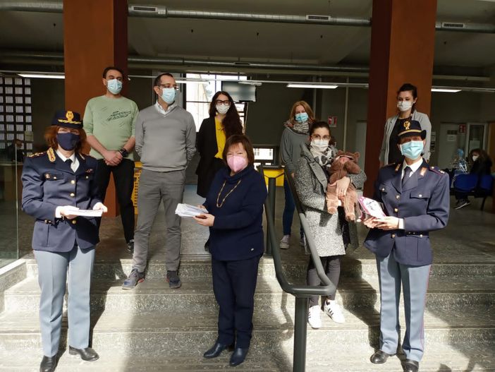 Dalla Questura di Asti volantini informativi contro la violenza sulle donne
