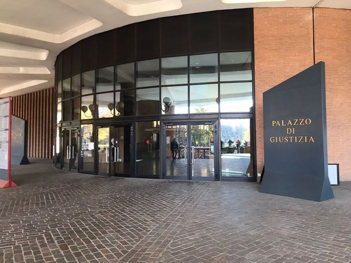 Il borsone di un astigiano, lasciato incustodito, fa scattare l'allarme al Palagiustizia di Torino