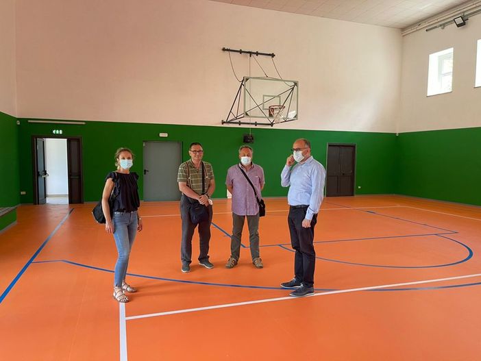 L'assessore Morra e il sindaco Rasero con i tecnici comunali ingegner Carantoni e geometra Boria. Nelle foto a fine articolo altre immagini della palestra rimodernata