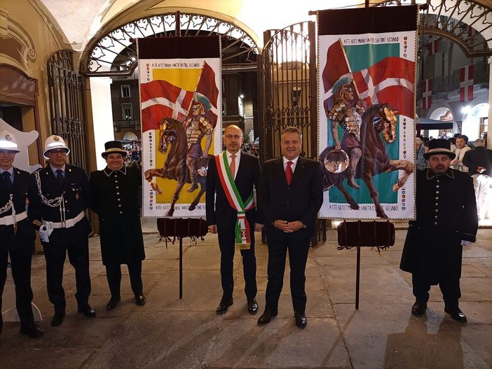 Il sindaco Maurizio Rasero e l'assessore Riccardo Origlia con i due sendalli Il sindaco Maurizio Rasero e l'assessore Riccardo Origlia con i due sendalli