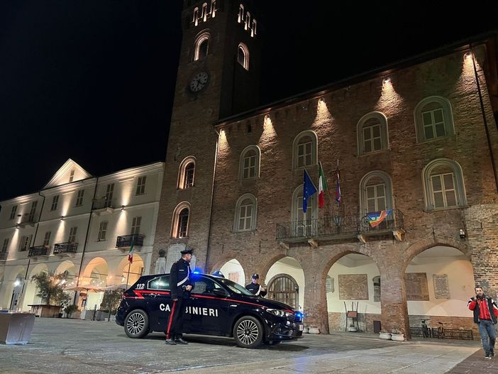 Una pattuglia dell'Arma di fronte al Campanon simbolo della cittadina