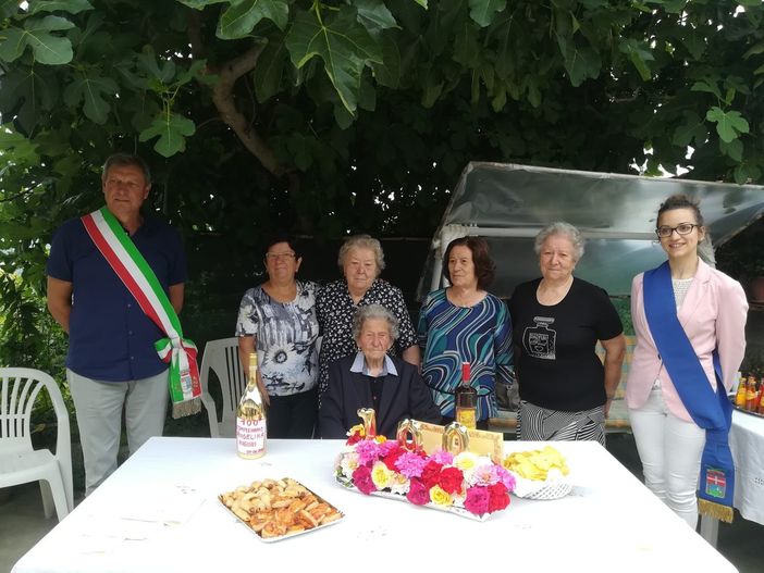 A Bubbio c'è una nuova centenaria, Angela Petrini è stata festeggiata da amici, parenti e autorità A Bubbio c'è una nuova centenaria, Angela Petrini è stata festeggiata da amici, parenti e autorità
