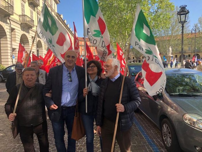Immagine d'archivio di Piero Vercelli, con alcuni compagni di partito, in corteo al Primo Maggio