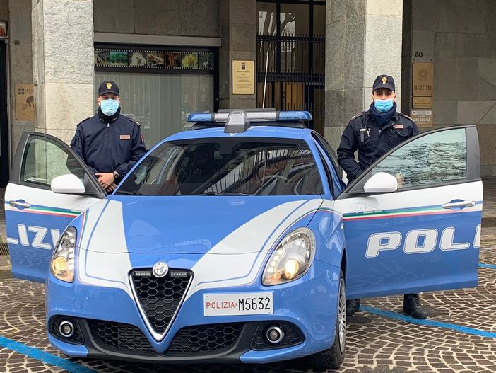 Pattuglia della Squadra Volante di fronte alla Provincia di Asti Pattuglia della Squadra Volante di fronte alla Provincia di Asti