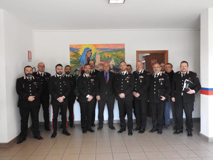 Il procuratore con i carabinieri di Canelli e il comandante Lando Il procuratore con i carabinieri di Canelli e il comandante Lando