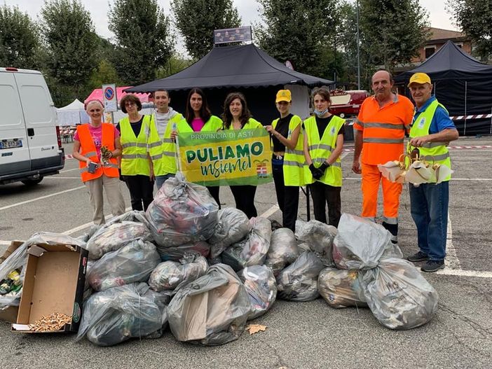 Un immagine della raccolta rifiuti di Canelli