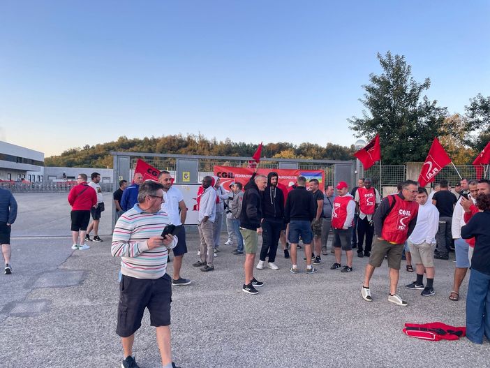 Un'immagine relativa lo sciopero dei lavoratori attuato nella giornata del 7 agosto. Anche domani i lavoratori torneranno di nuovo a manifestare Un'immagine relativa lo sciopero dei lavoratori attuato nella giornata del 7 agosto. Anche domani i lavoratori torneranno di nuovo a manifestare