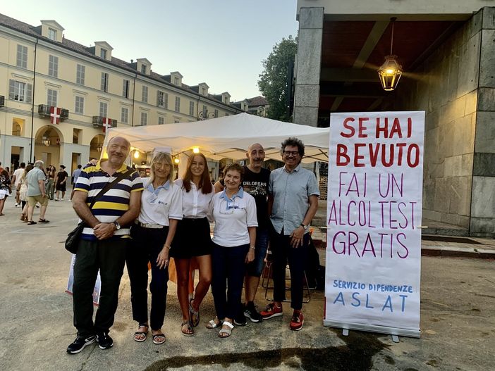 La postazione dell'Asl di Asti allestita durante il Festival delle Sagre e l'equipe